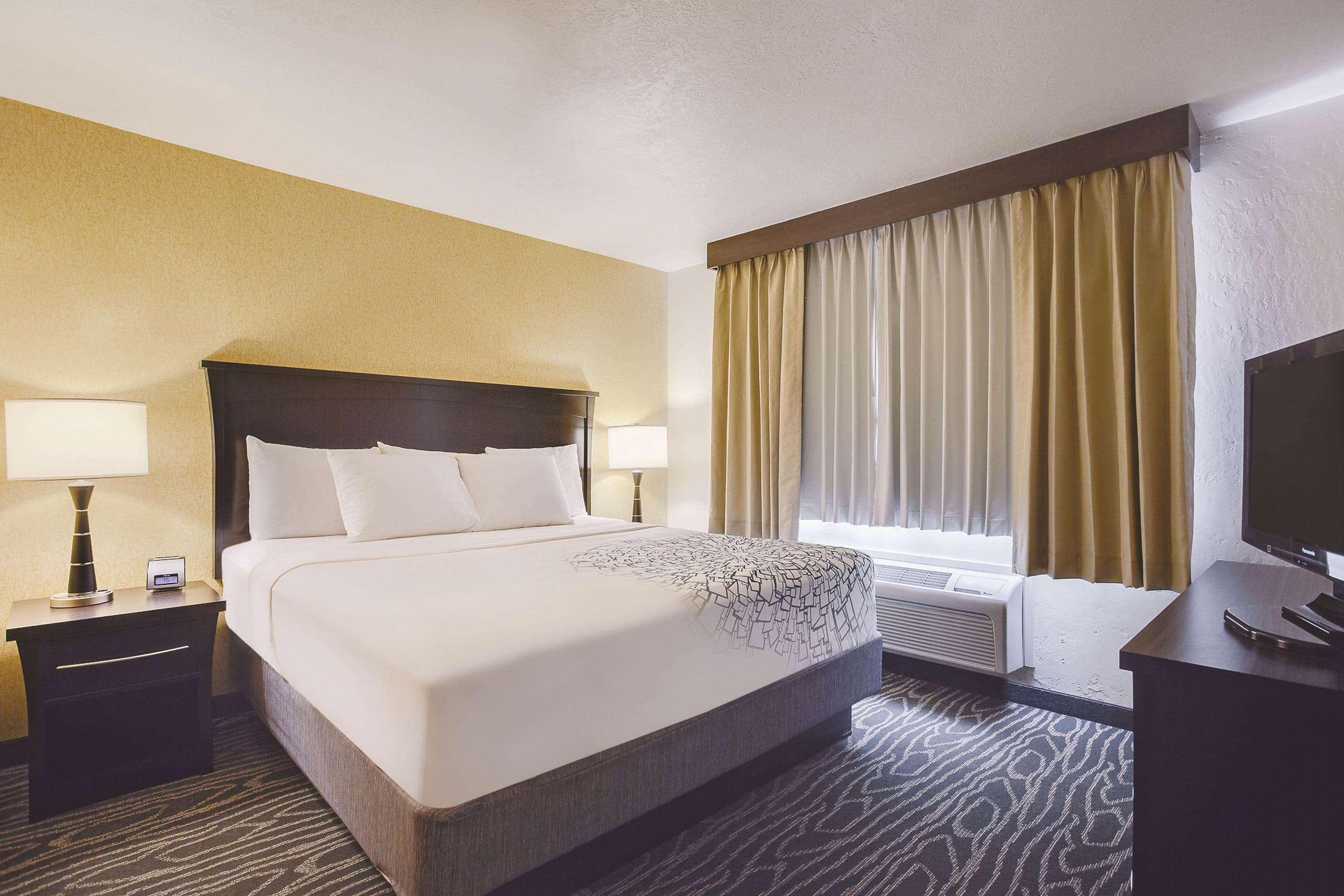 La Quinta By Wyndham Logan Hotel Екстериор снимка