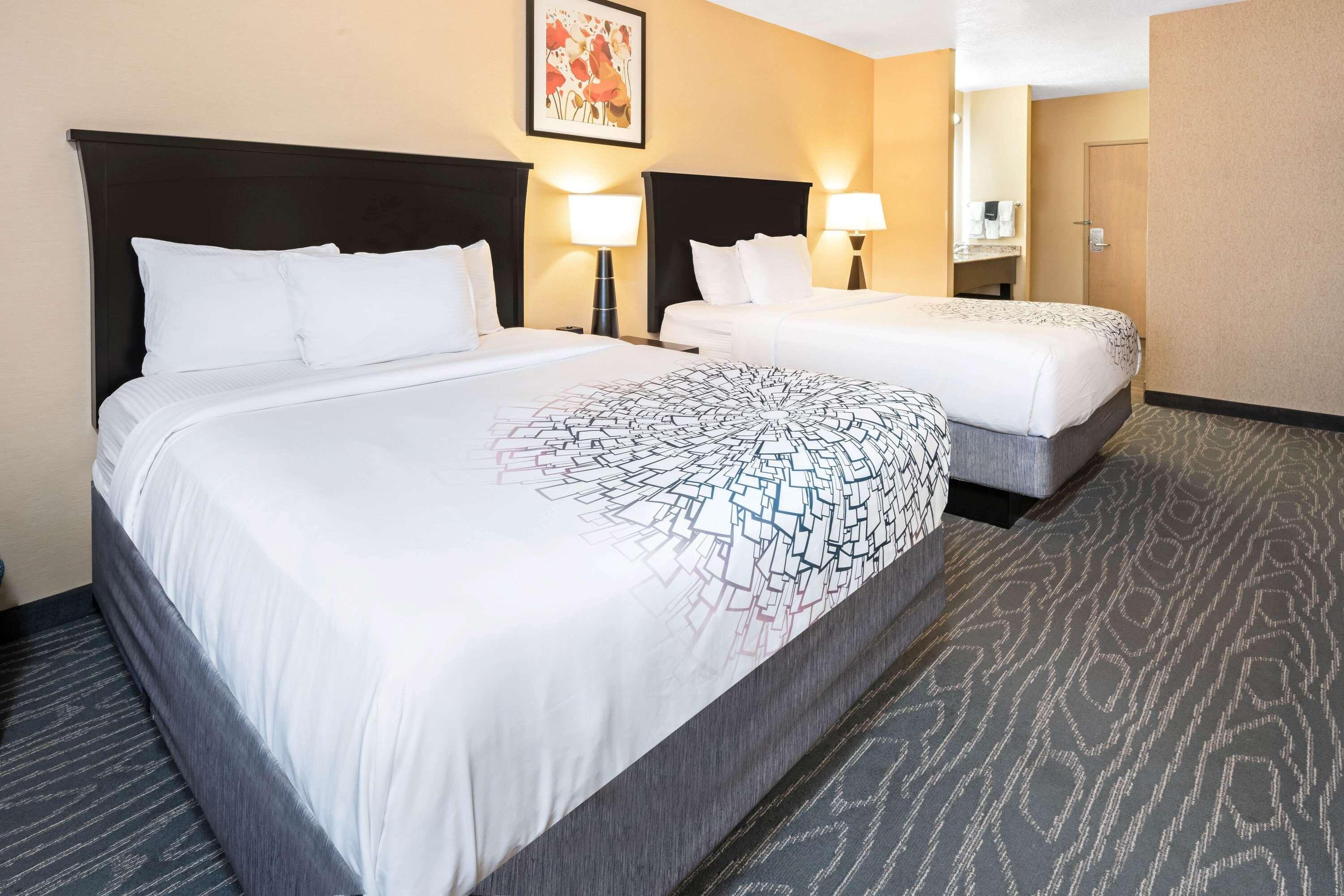 La Quinta By Wyndham Logan Hotel Екстериор снимка