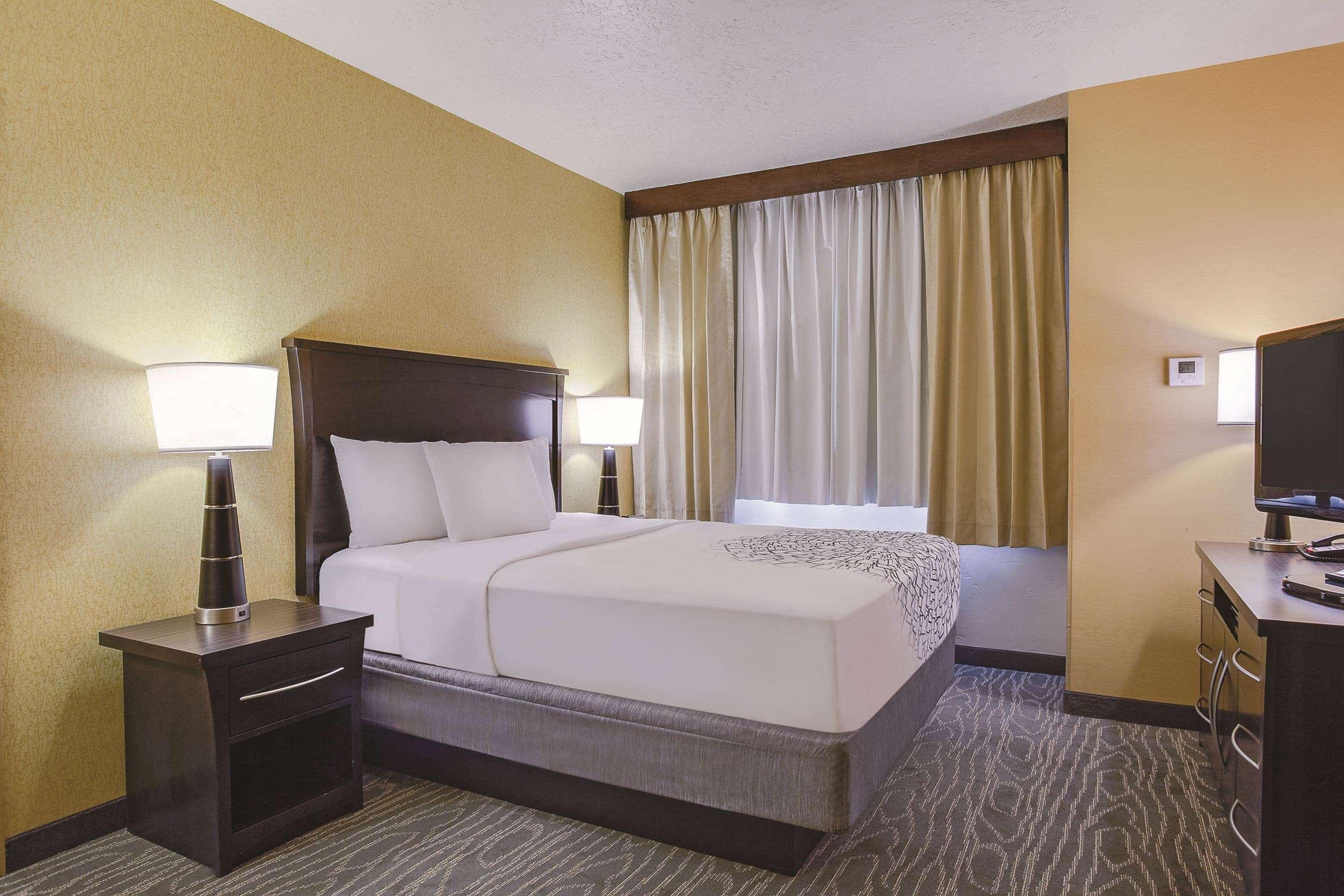 La Quinta By Wyndham Logan Hotel Екстериор снимка