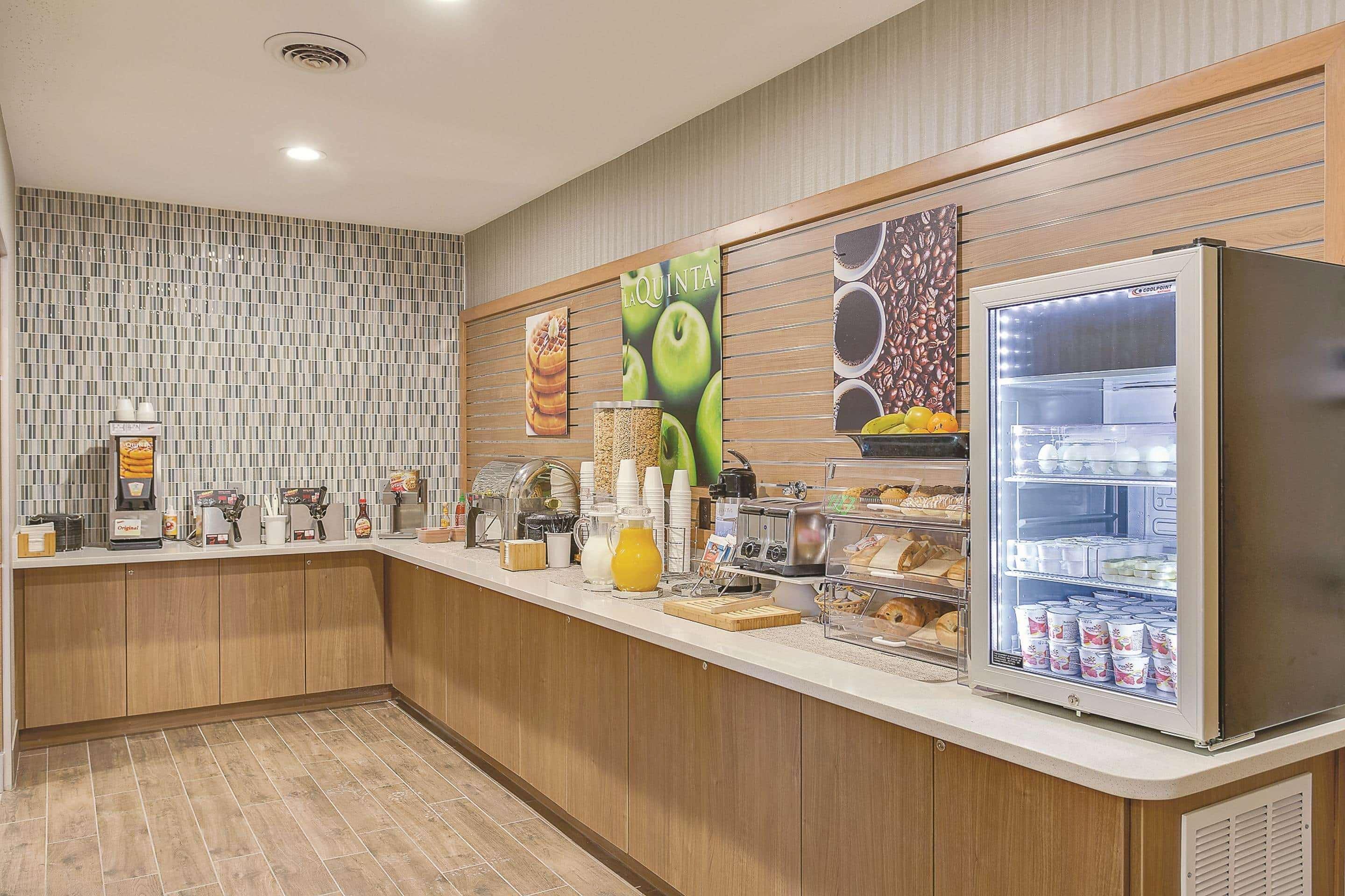 La Quinta By Wyndham Logan Hotel Екстериор снимка