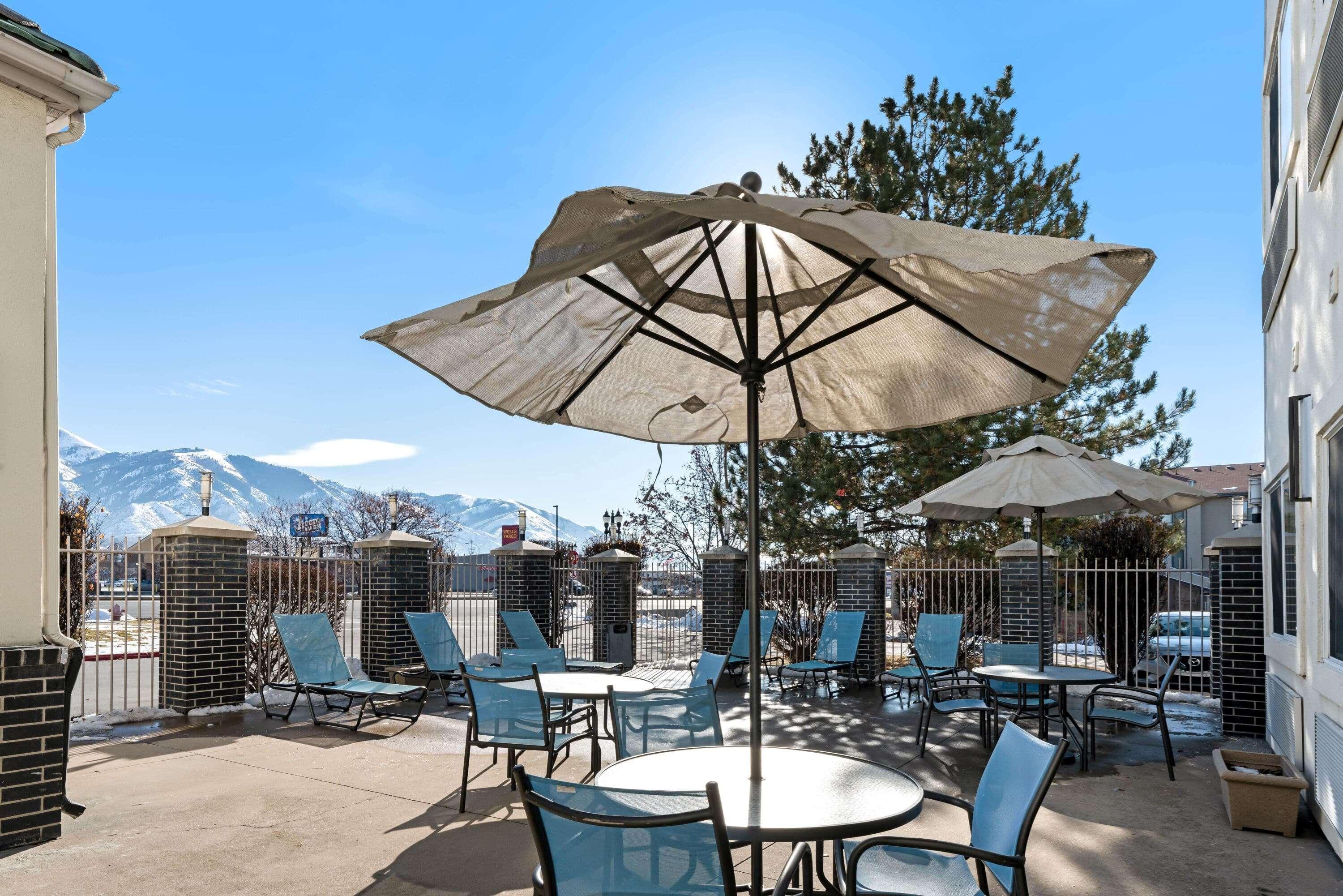 La Quinta By Wyndham Logan Hotel Екстериор снимка